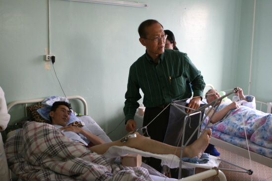 골종양 환자 간사이안(남, 40)를 현대병원 안재인 부원장이 진료하고 있는 모습