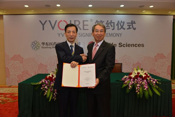 LG생명과학 정일재 대표와(오른쪽) 중국 화동닝보사 펑싱푸 대표가 조인식후 기념촬영하고 있다.