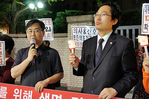 6월 16일 서울대병원 앞에서 삼상서울병원 의사의 쾌유를 기원하며 촛불행사를 진행 중인 정성균 대표