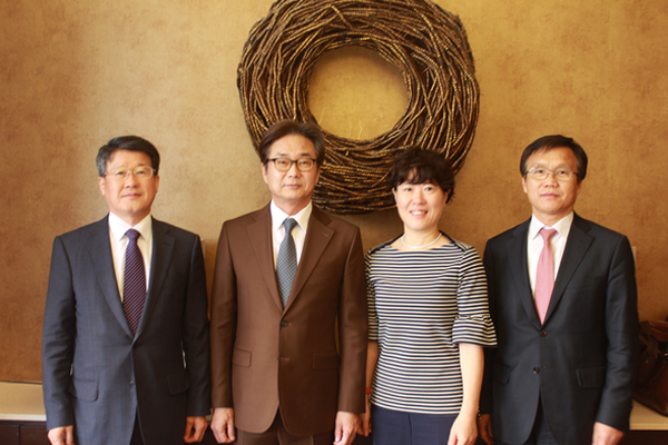 원희목 한국제약바이오협회 회장(왼쪽에서 두 번째)과 김옥연 KRPIA 회장(오른쪽에서 두 번째)