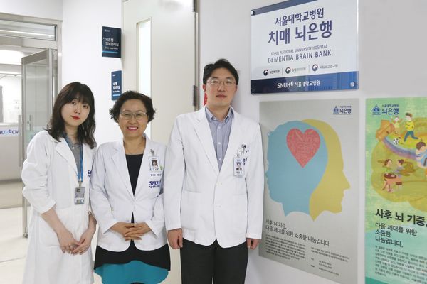 심유미 연구원, 병리과 박성혜 교수(뇌은행장), 병리과 배정모 교수(좌로부터)