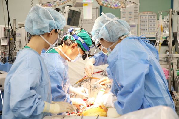 서울아산병원 간이식ㆍ간담도외과 이승규 석좌교수(왼쪽 두 번째)가 7,000번째 간이식 수술을 시행하고 있는 모습