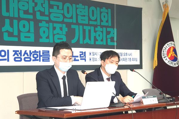 이호종 대전협 비대위원장(좌), 한재민 대전협회장(우)